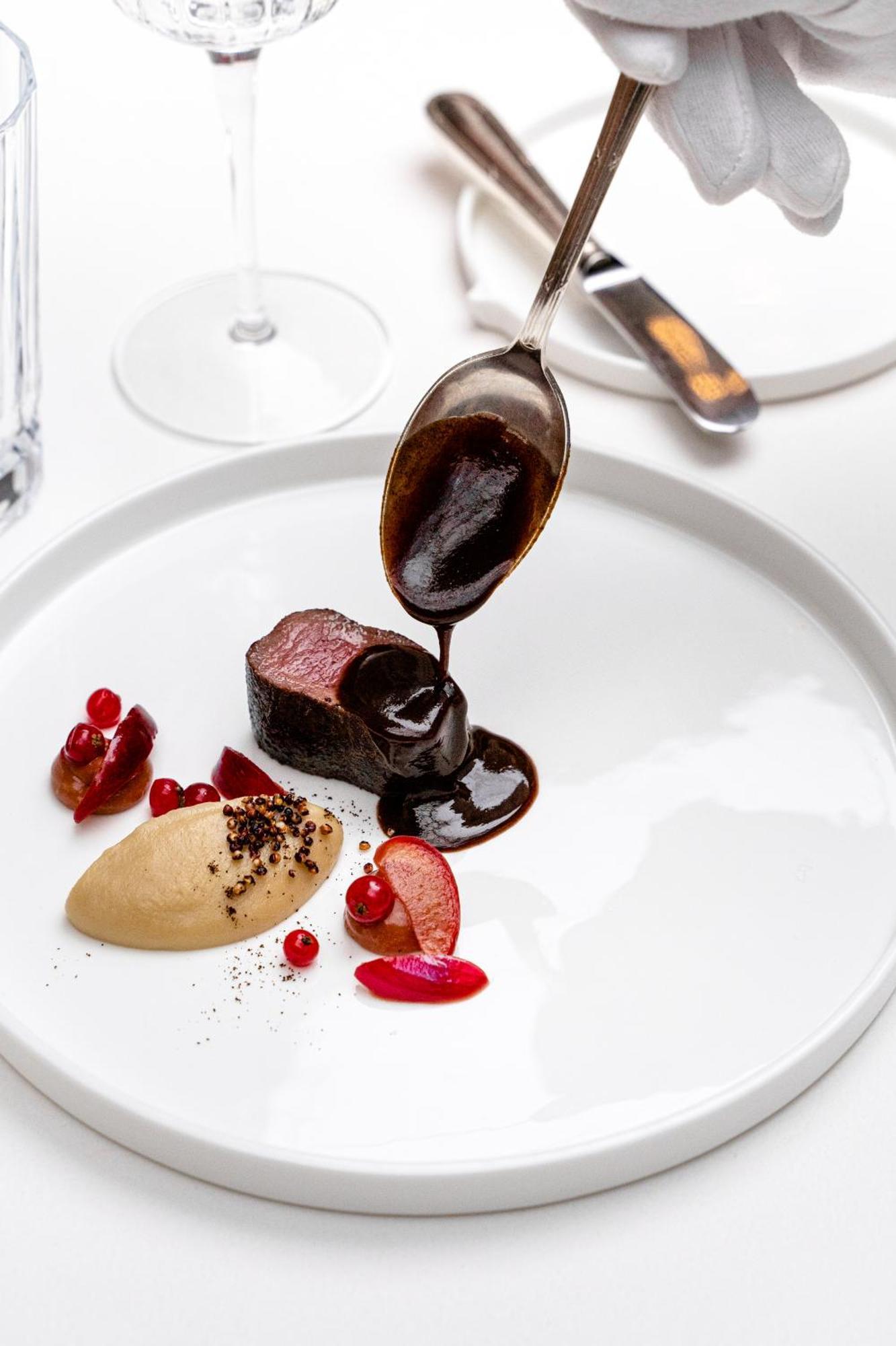 Stikliai Hotel - Relais & Chateaux VNO Exterior foto A chocolate sauce being drizzled onto a dessert