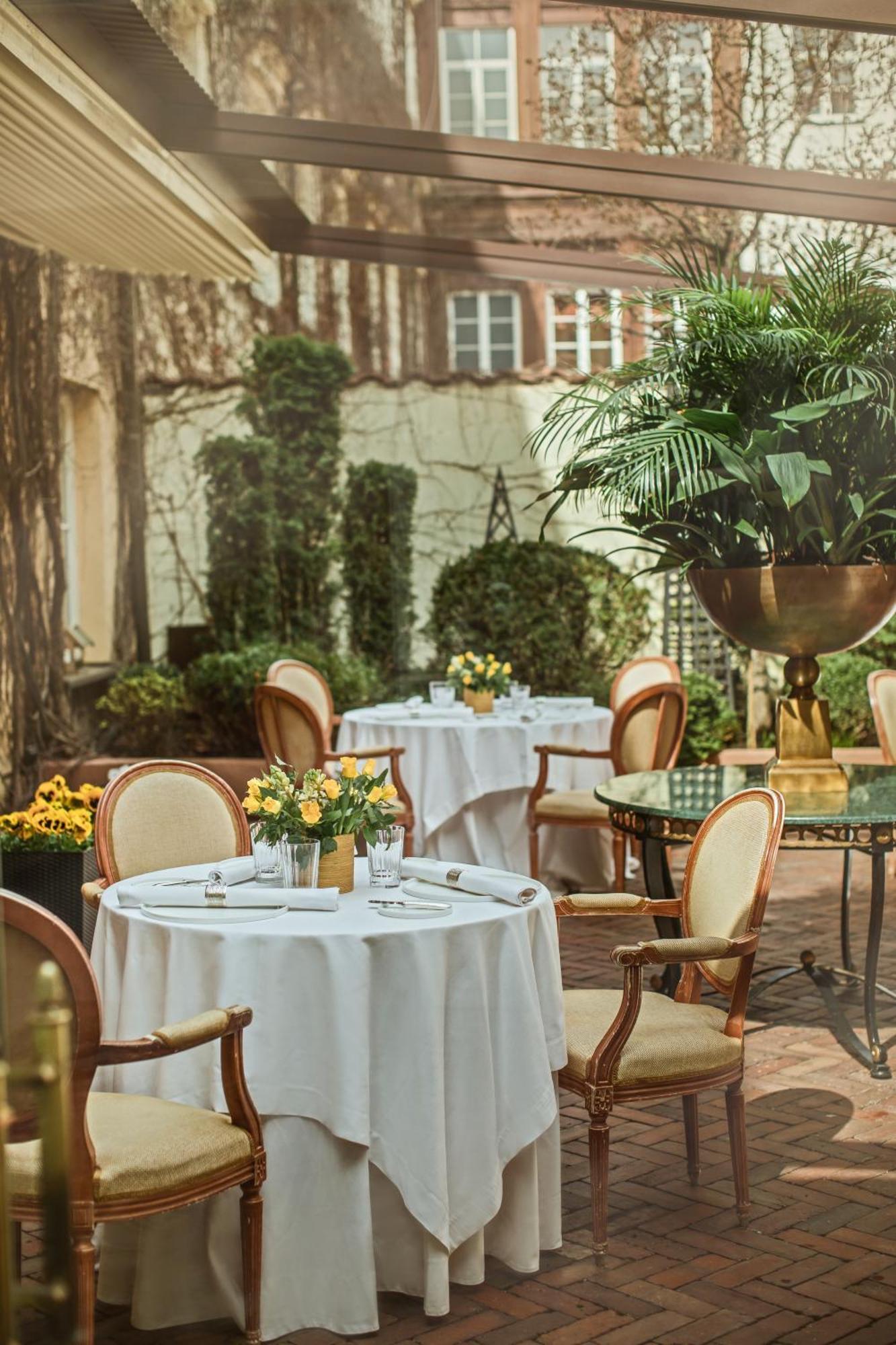 Stikliai Hotel - Relais & Chateaux VNO Exterior foto The hotel's courtyard